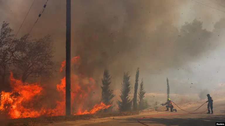Thousands evacuate as fires threaten Athens