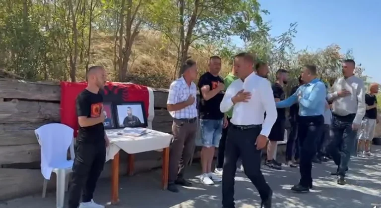 Daut Haradinaj zusammen mit ehemaligen KLA-Kämpfern gehen für Beileid zu Faton Hajriz's Familie