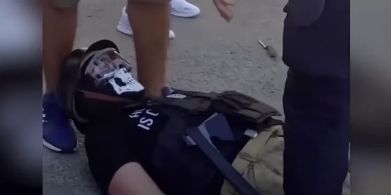 Junge Mann in der Türkei filmt Messerangriff, verletzt fünf Menschen. Die Polizei schafft ihn zu verhaften.