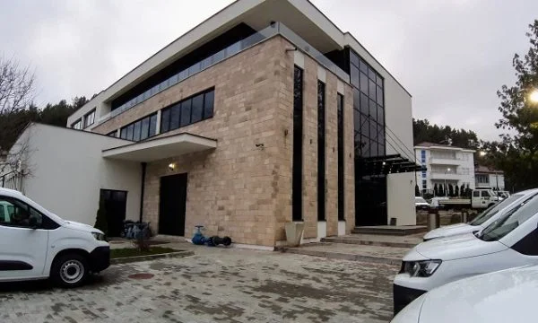 KRU “Hidrodrini” reagon pasi IKSHPK tha se uji përmban baktere
