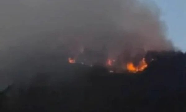 The situation at Prevala: Fire approaching residential areas