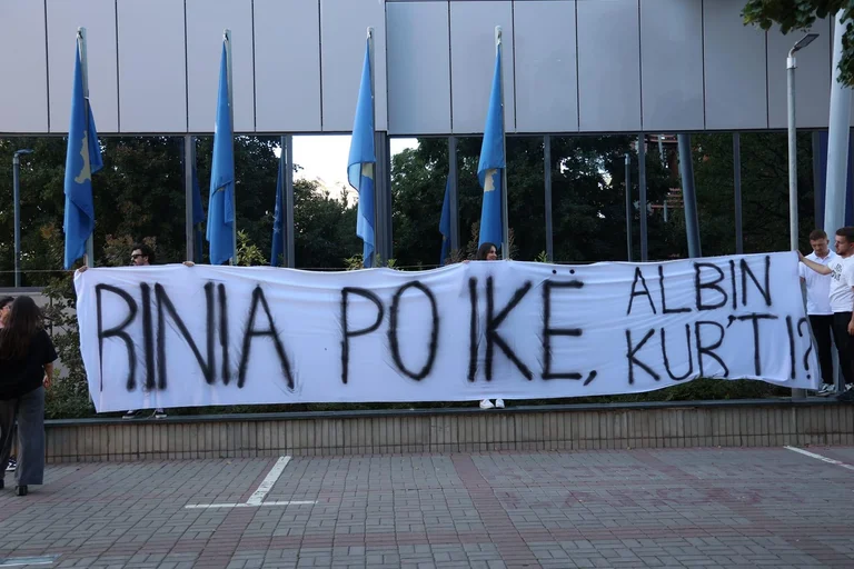 Aktion PDK vor der Regierung: “Jugend geht, Albin Kurti? ”