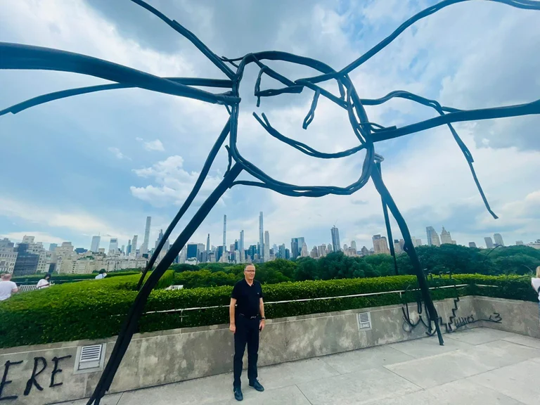 Hamza visite l'exposition de l'artiste kosovar <x0); Abbet” à New York, est fier de son succès.
