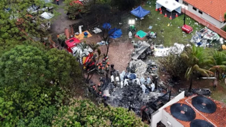 El vuelo de cuerpos sin vida de un accidente de avión en Brasil
