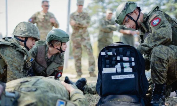 Des soldats de l'Iowa Guard forment des soldats de la KSF, ambassade américaine : Ensemble nous sommes plus forts