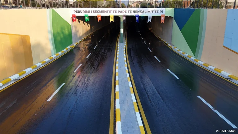 Image published by the inauguration of the new underpass at Ferizaj: Hundreds of citizens' cars make it “seft”