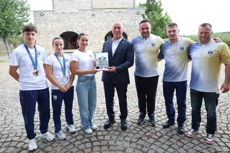 Judiths paga i loro rispetti a Glodjan, Haradinaj: Kosovo, tutti gli albanesi onorati