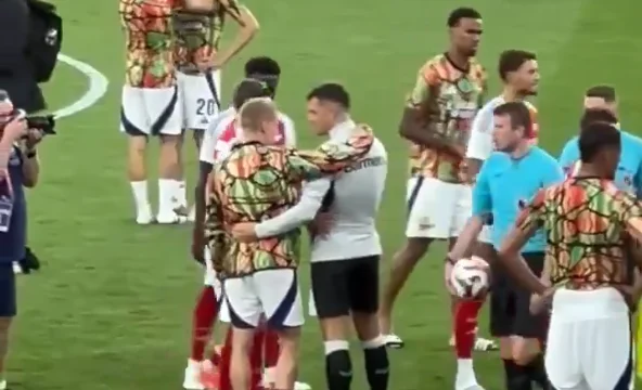 Jaka est chaleureusement accueilli par les footballeurs Arsenal après un match amical