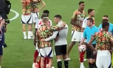 Jaka wird von Arsenal Fußballern nach freundlichen Spiel herzlich empfangen