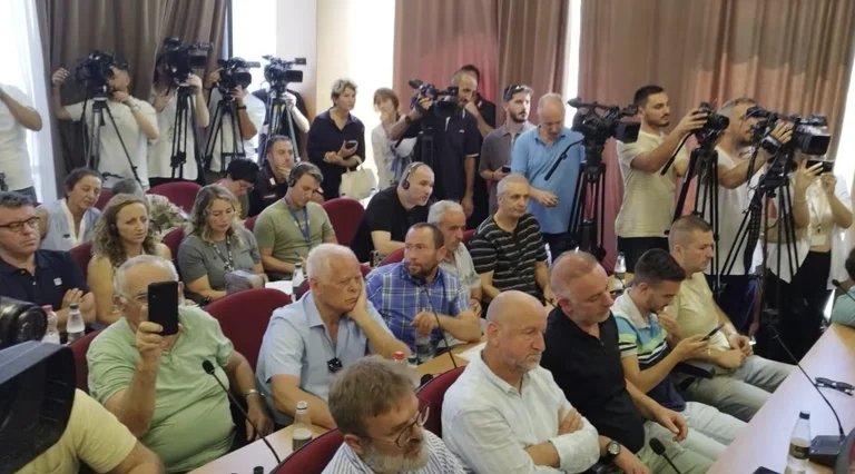 Few Serbs take part in debate on opening bridge over Ibar