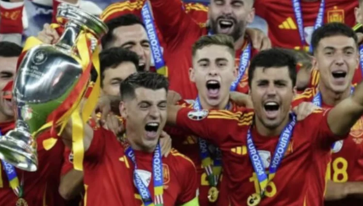 U n EFA verurteilt zwei spanische Sterne für ihre Anrufe während der Feierlichkeiten