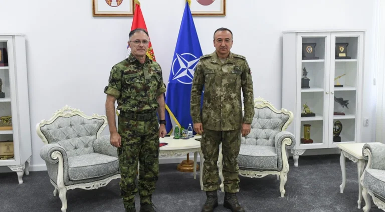Le commandant de la KFOR discute avec le chef de la sécurité de l'armée serbe au Kosovo