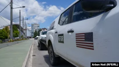 Le auto US KFOR di martedì sono viste al ponte Ibër