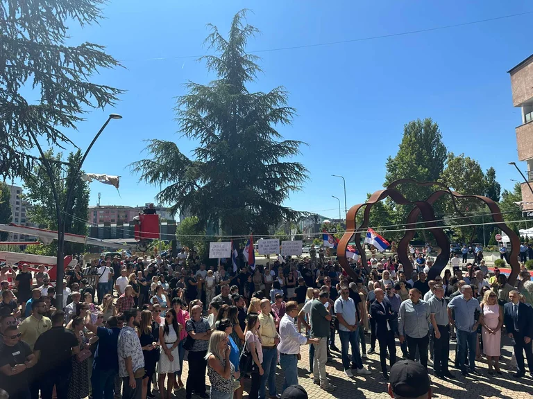 The protest of Serbs near Ibër Bridge begins: They ask the internationals not to let open