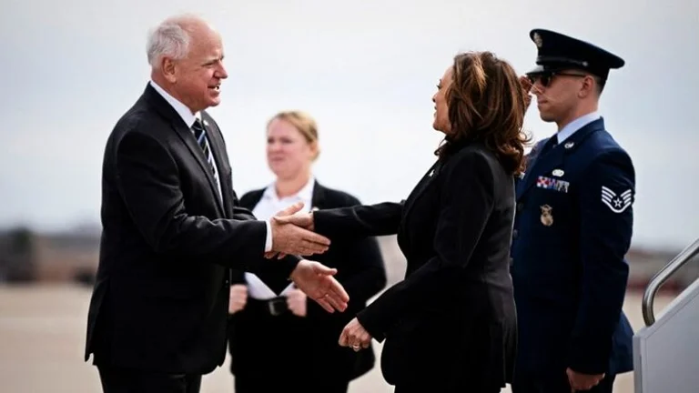 Kamala Harris hat Tim Walzin als Vizepräsidentin gewählt.