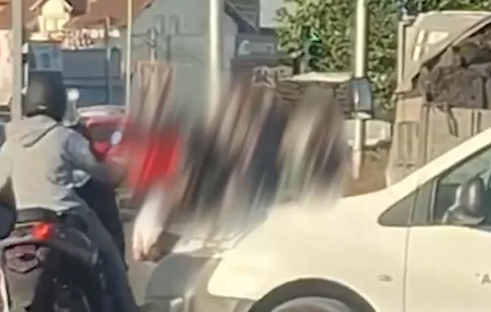Terribile: il momento in cui le donne in Fushe Kosovo sono colpite spietatamente dall'uomo