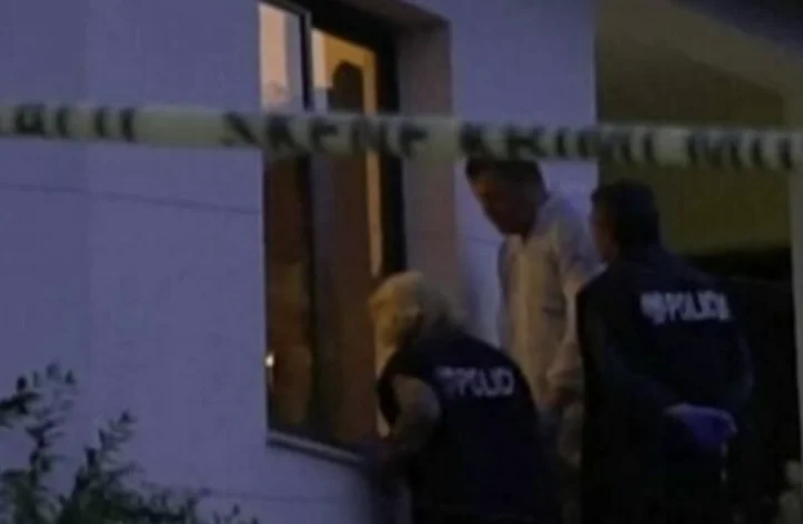 Tragedia in Albania: L'uomo uccide la donna con l'ascia, il ragazzo la spinge dalle scale. Morì.