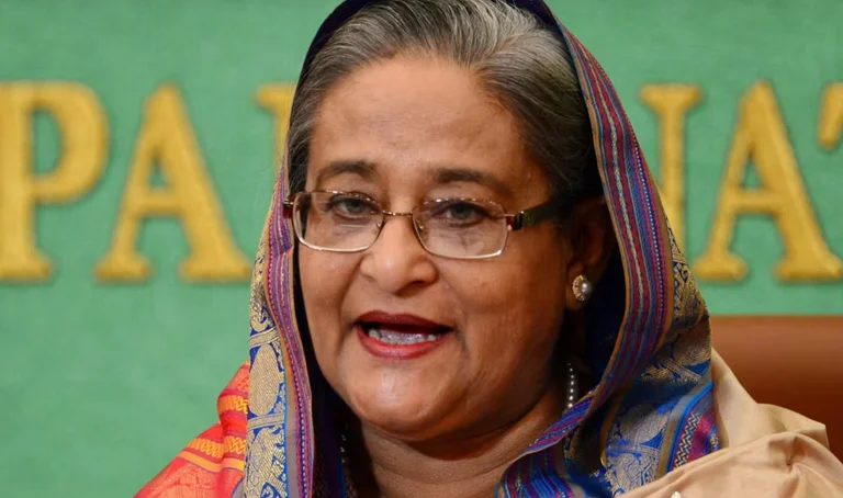 Il primo ministro del Bangladesh fugge in mezzo a proteste mortali, l'esercito prende il potere