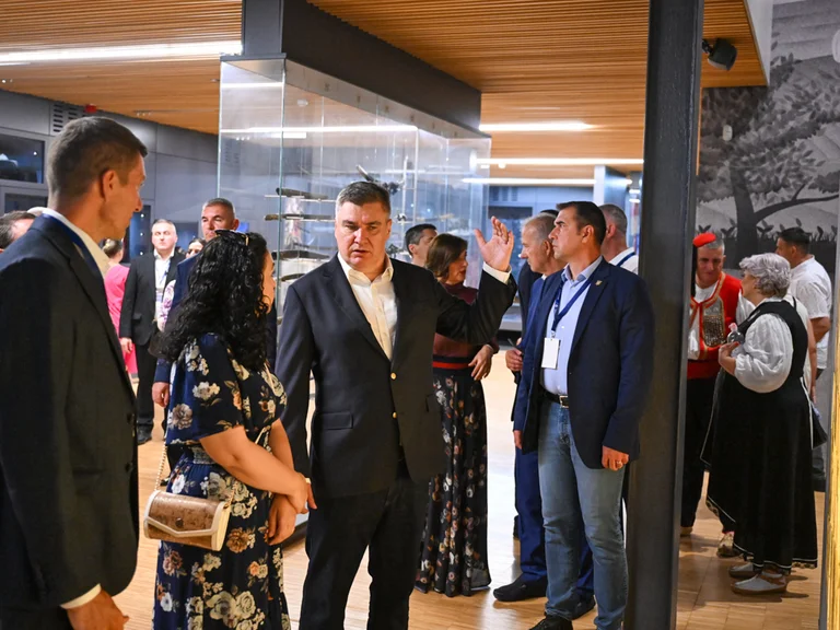 Le Président croate (parle en anglais) : Le Kosovo s'est abandonné, a perdu son appui à ses alliés