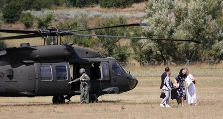 El presidente Osmani llegó a Sinja con el helicóptero.