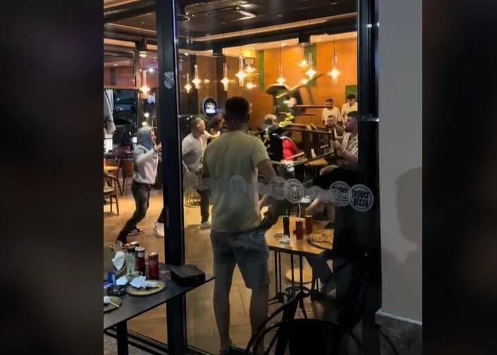Combat sur un magasin de pizza à Ferizaj, jeter des chaises et des tables entre eux