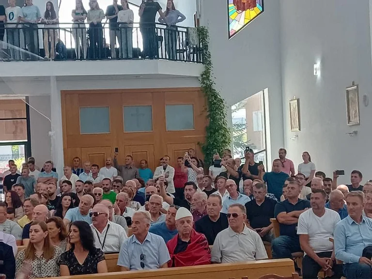 La religion change-t-elle au Kosovo? Aujourd'hui plus de 100 personnes ont été converties à l'Église Glojan