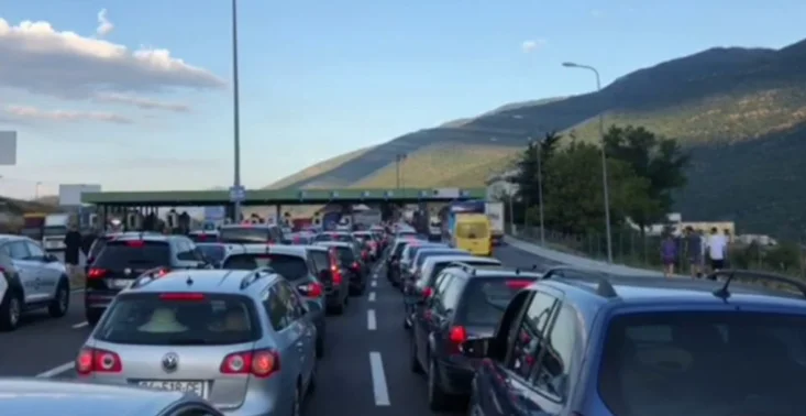 Major Kosovo Fluks head towards Albania