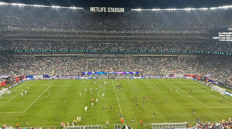 Ecco perché la partita tra Real e Barça è stata interrotta per qualche minuto.