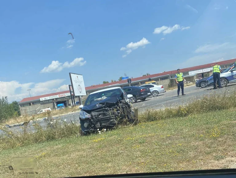 Fuerte accidente entre dos coches en Drenas
