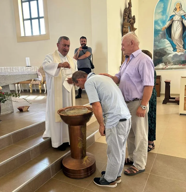 Grüner Wein für die Lapusnik Kirche, Kosovar ' Zehn werden in die katholische Religion getauft