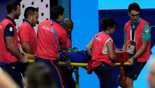 Slovak swimmer allivanose after the race, masking oxygen