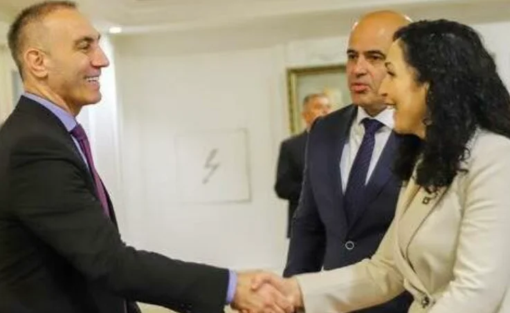 “Kosovo, scusateci, Artan Grubi reagisce dopo che il presidente Osmani è stato impedito a Skopje Airport