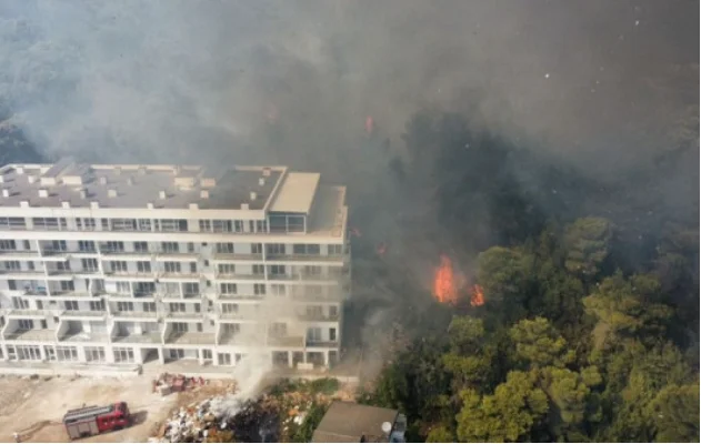 Feu à Shengjin, plus de 300 appareils efficaces et deux avions d'Italie