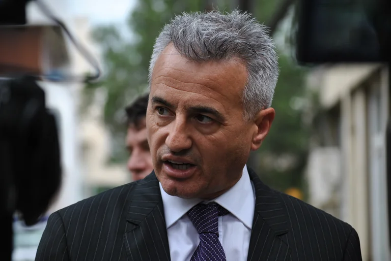 S'il était vivant, l'avocat de Koci me dit ce que la mère de Faton Hajriz lui a dit.