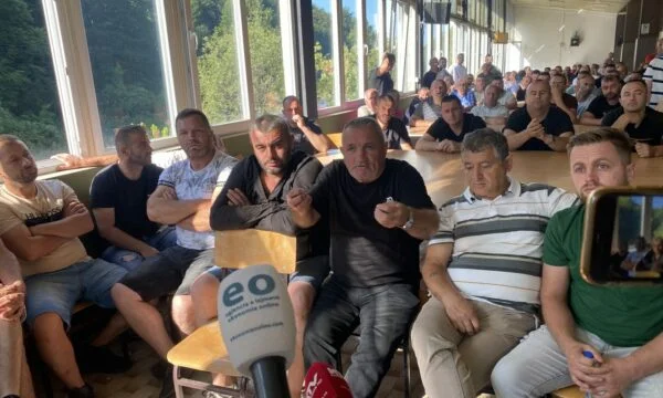 Début de la réunion “Trois” avec Union pour discuter des salaires
