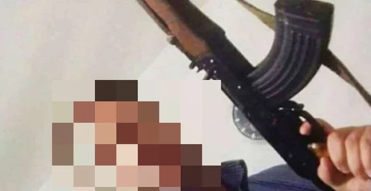 He's sending a video with a gun on a social network. Police seize him.
