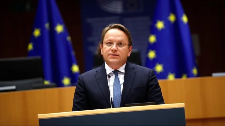 Varhely exhorte le Kosovo à envoyer des projets d'association à la Constitution