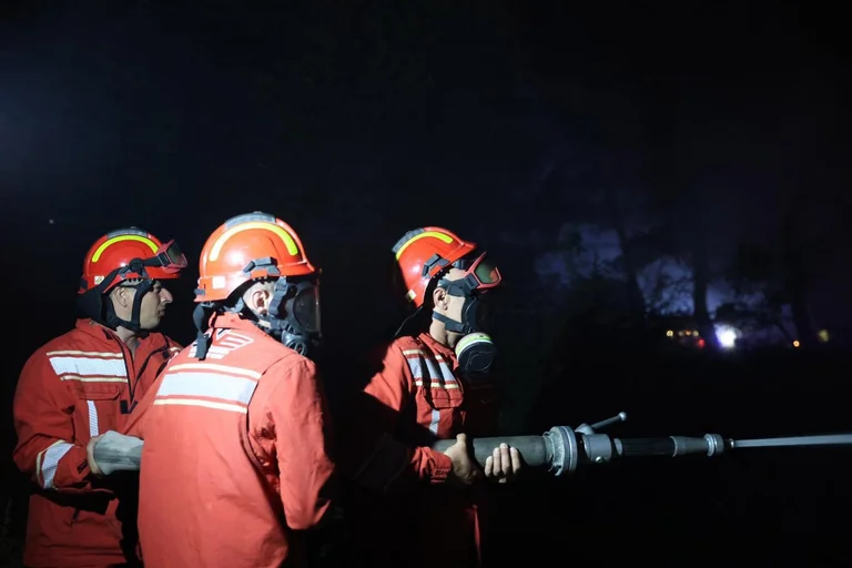 Lo stato di critica con gli incendi a Shengjin, annuncio del ministero: C'è miglioramento, il rischio per le abitazioni e le imprese è stato evitato