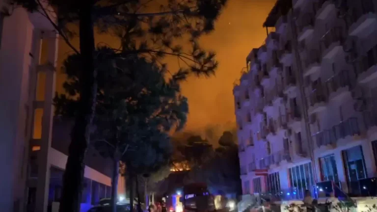 Burdeny a Shengjin, il fuoco si diffonde vicino a hotel e residence, evacuare residenti e turisti
