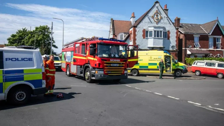 Détails de l'attaque en Angleterre (17 ans) masqué, pris un taxi et poignardé les filles à la poursuite...