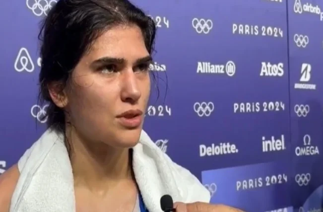 Nur wenige Minuten vor Donjeta Sadiks Duel gegen Paola Angie Valdes Pana, Kosovo-Boxer sucht den Halbfinale