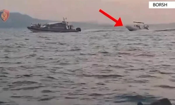La famille de 9 membres survit après avoir été coincée dans la mer, la gomonie éclata sur la plage de Borshi