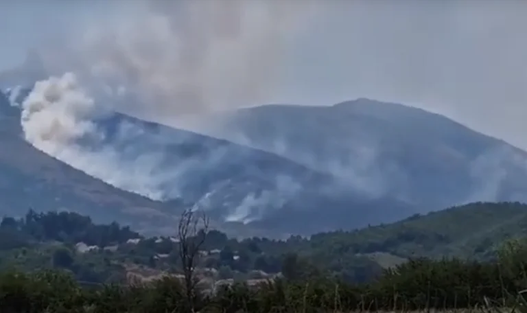 El fuego en un pueblo de Gjakova no se detiene durante 5 días, los residentes se quejan del mal olor.