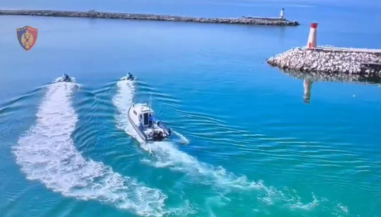 Police block 29 floating vehicles from Ksamili to Velipoj, fine 18 directors