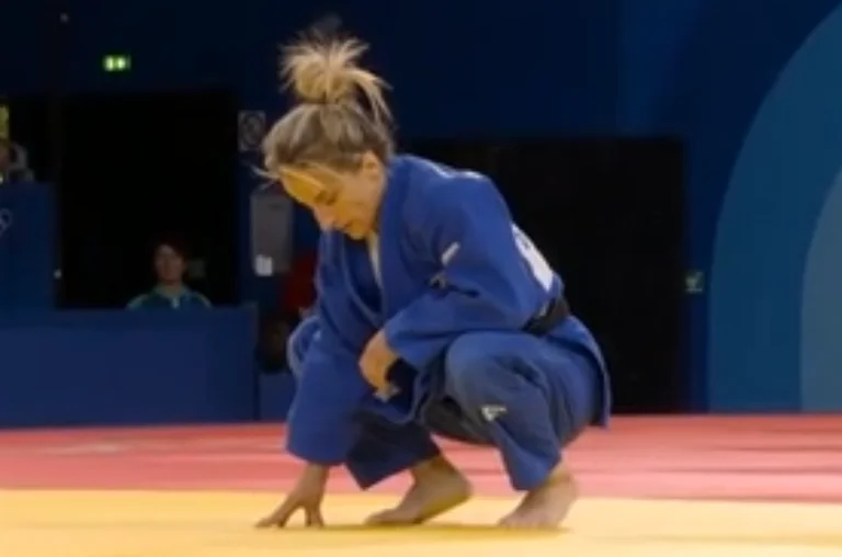 Medalla de plata olímpica, Distria Krasniqi derrotado en finales, pero devuelve la medalla en Kosovo