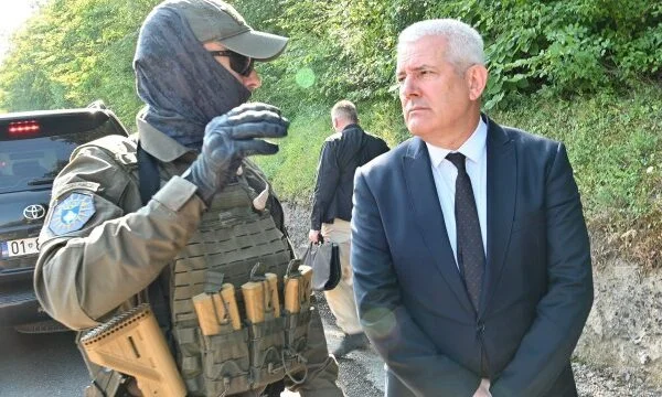 Sveçla gefällt es, wenn Sie fragen, dass “was er für die Polizei Krankenversicherung getan hat” verlässt der Journalist