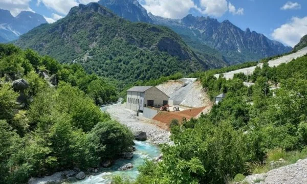 La policía de Tropoja aparece con un anuncio: Hemos estado buscando un helicóptero para sacar el cuerpo sin vida de Kosovo.