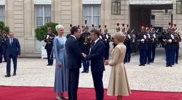 Kurt con su esposa en París, Macron y su señora se espera en Elysse antes de la ceremonia de los Juegos Olímpicos.
