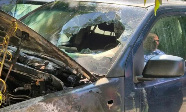 PDK condanna fortemente bruciare due auto ufficiali del comune di Zvecan