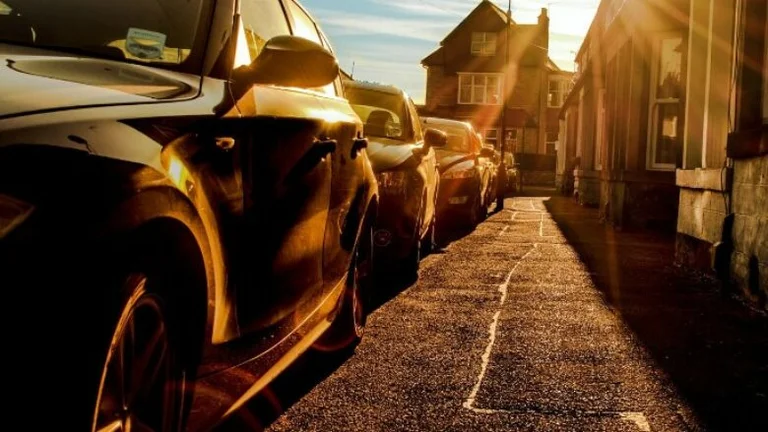 Deodoranti, bottiglie di plastica... Cosa non dovresti lasciare in auto nei giorni caldi?
